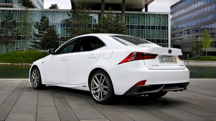 Η βασική έκδοση σήμερα του Lexus IS φέρει V6 κινητήρα 2,5 λτ., ο οποίος αποδίδει 207 ίππους και 250 Nm ροπής.